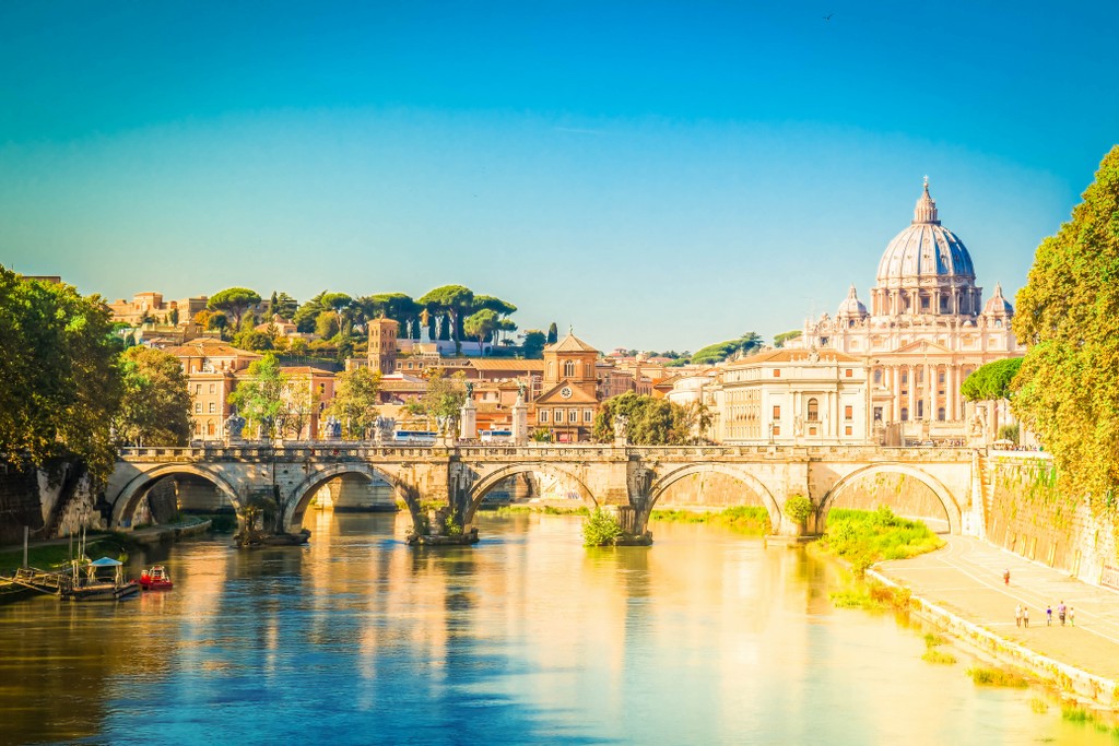fiume tevere con vista san pietro