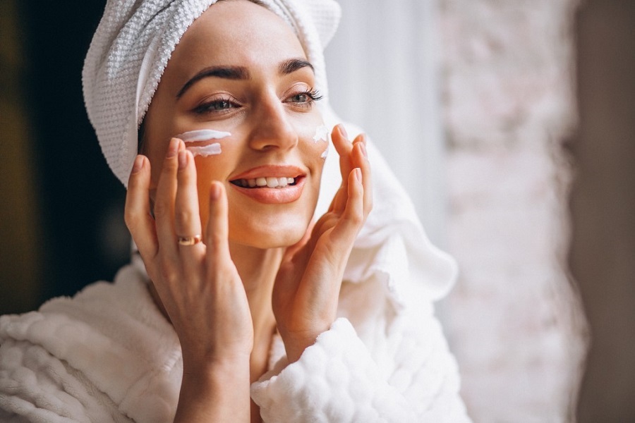 donna-che-applica-crema-per-il-viso-invecchiamento