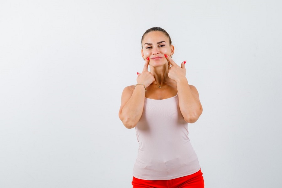 donna che fa ginnastica facciale