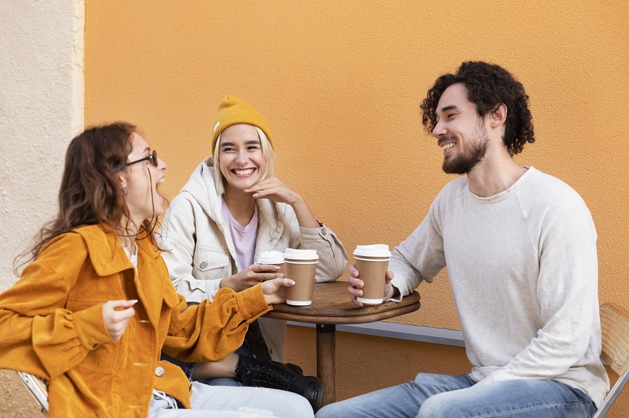bere caffè con gli amici