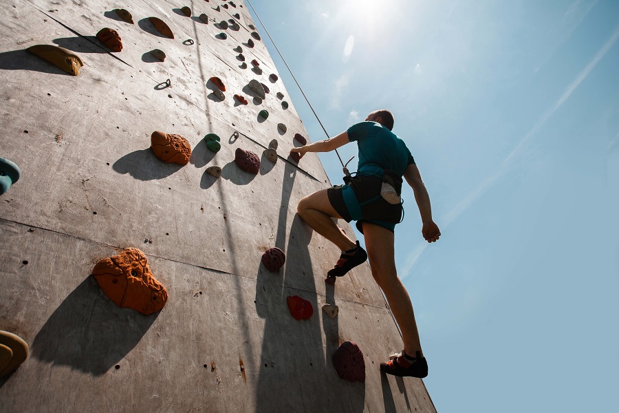 giovane-che-si-esercita-in-palestra-di-arrampicata-indoor